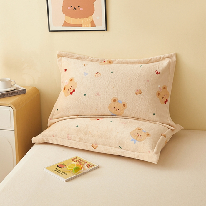 91家纺网 家纺一手货源 找家纺 翎盈家纺 2025新款加厚高克重牛奶绒枕头套 黄油小熊