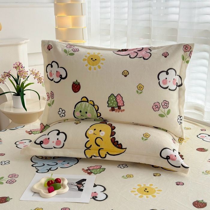 91家纺网 家纺一手货源 找家纺 翎盈家纺 2025新款加厚高克重牛奶绒枕头套 淘气恐龙