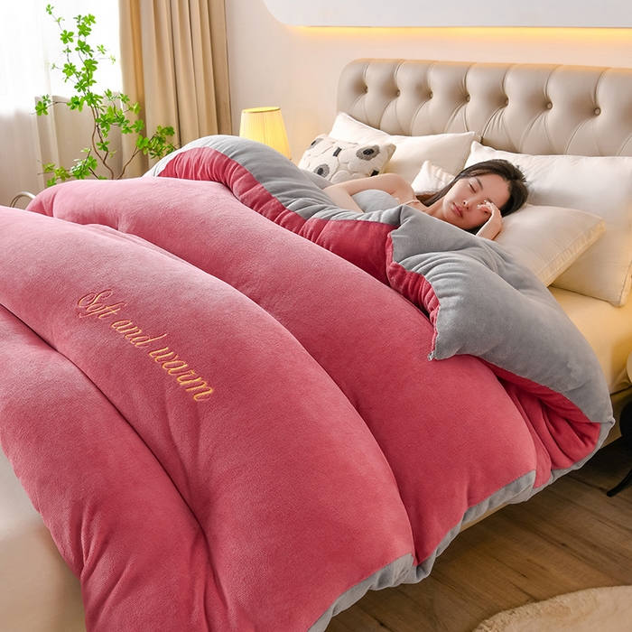 91家纺网 家纺一手货源 找家纺 金多美家纺 2025新款双面牛奶绒刺绣冬被被子被芯 豆沙红