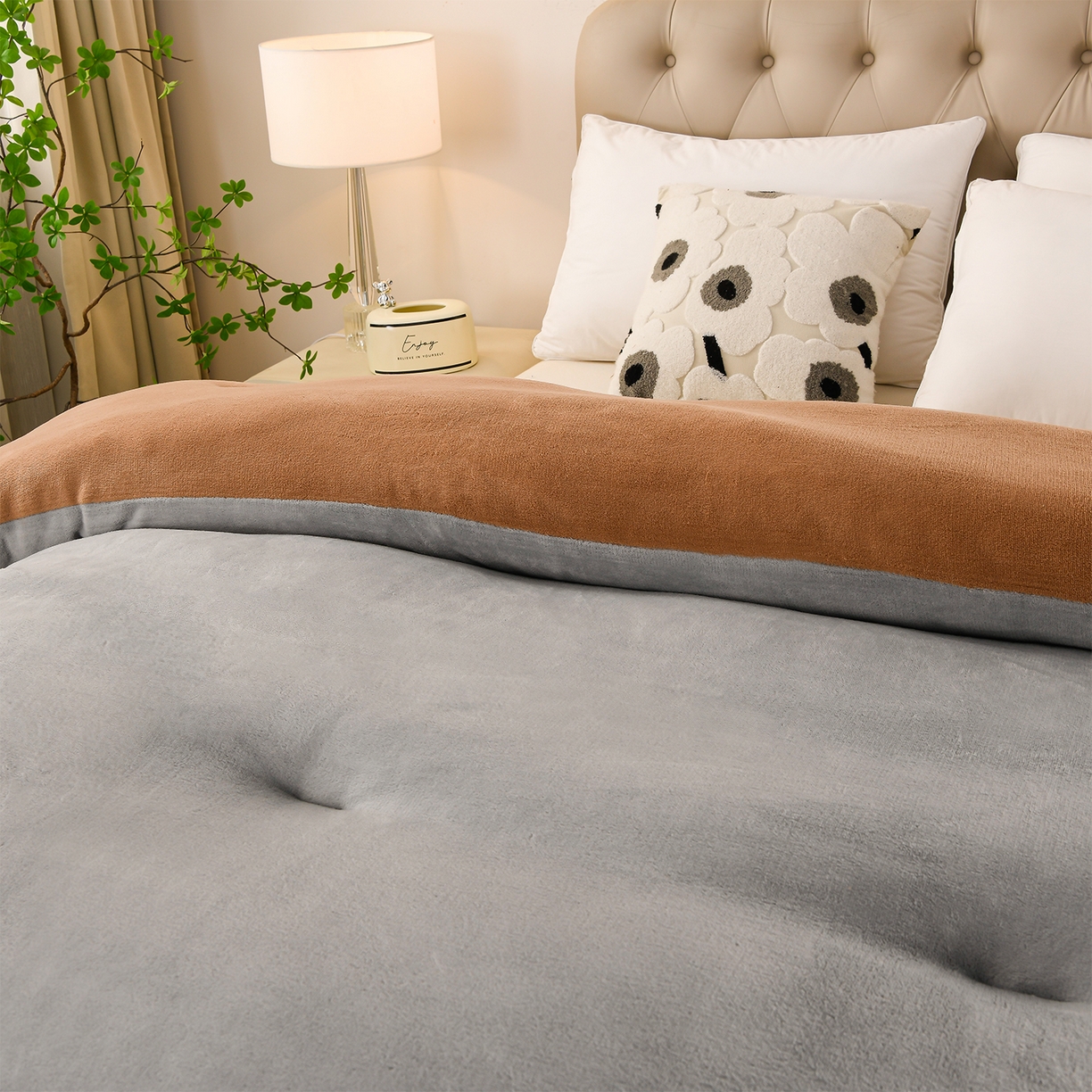 91家纺网 家纺一手货源 找家纺 金多美家纺 2025新款双面牛奶绒刺绣冬被被子被芯 极简灰咖