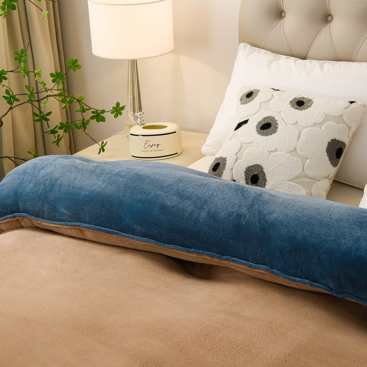 91家纺网 家纺一手货源 找家纺 金多美家纺 2025新款双面牛奶绒刺绣冬被被子被芯 奢华拿铁