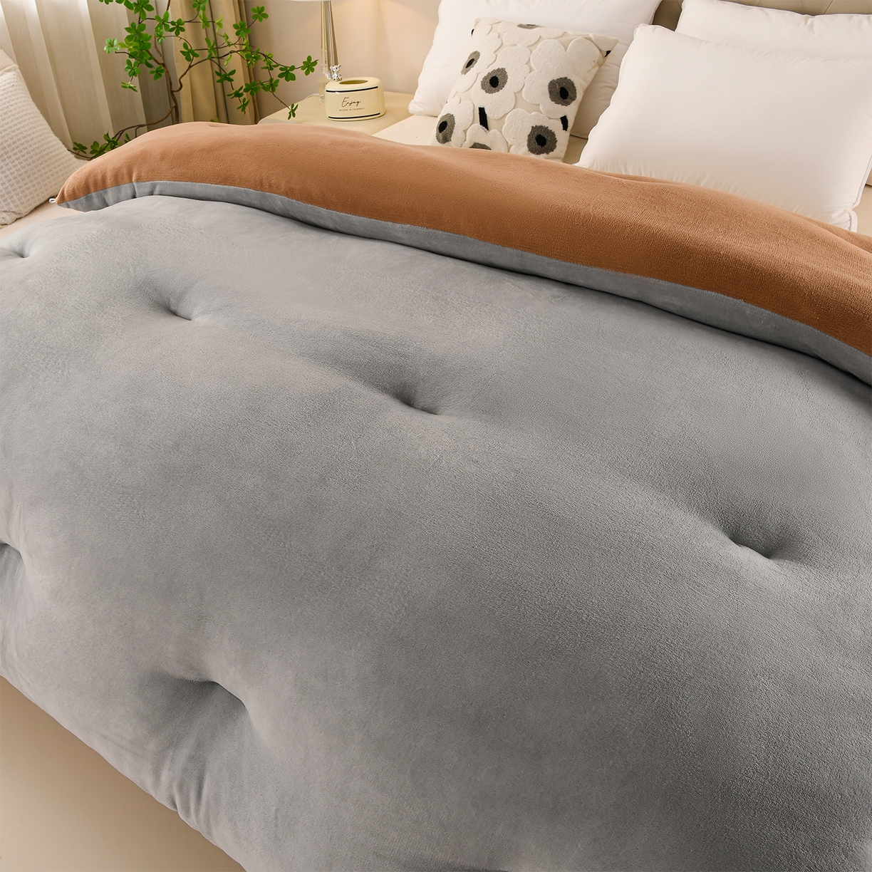 91家纺网 家纺一手货源 找家纺 金多美家纺 2025新款双面牛奶绒刺绣冬被被子被芯 极简灰咖