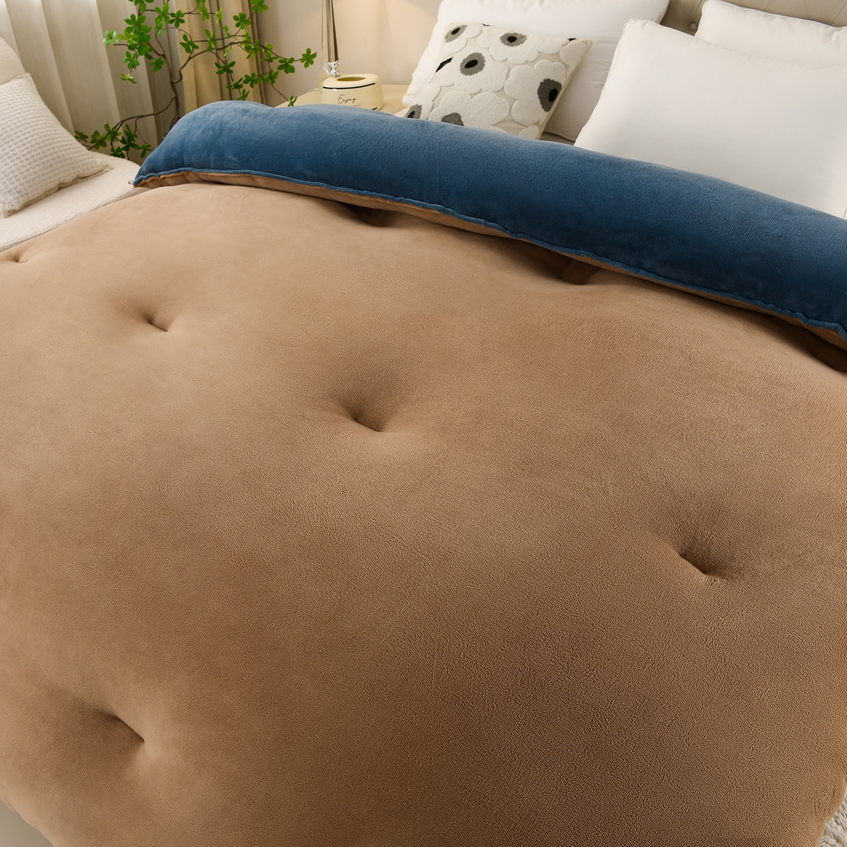 91家纺网 家纺一手货源 找家纺 金多美家纺 2025新款双面牛奶绒刺绣冬被被子被芯 奢华拿铁