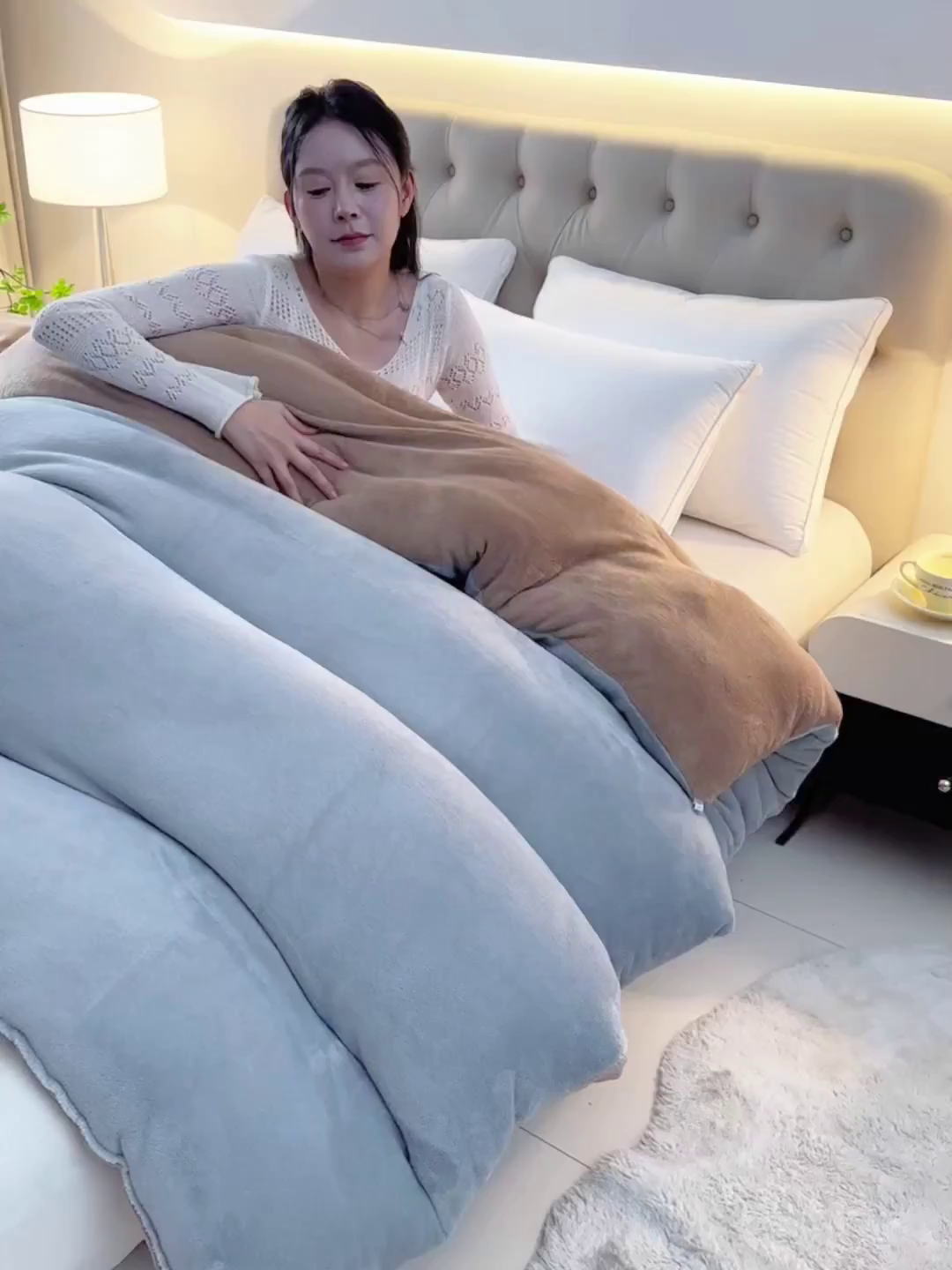 91家纺网 家纺一手货源 找家纺 金多美家纺 2025新款双面牛奶绒刺绣冬被被子被芯 极简灰咖