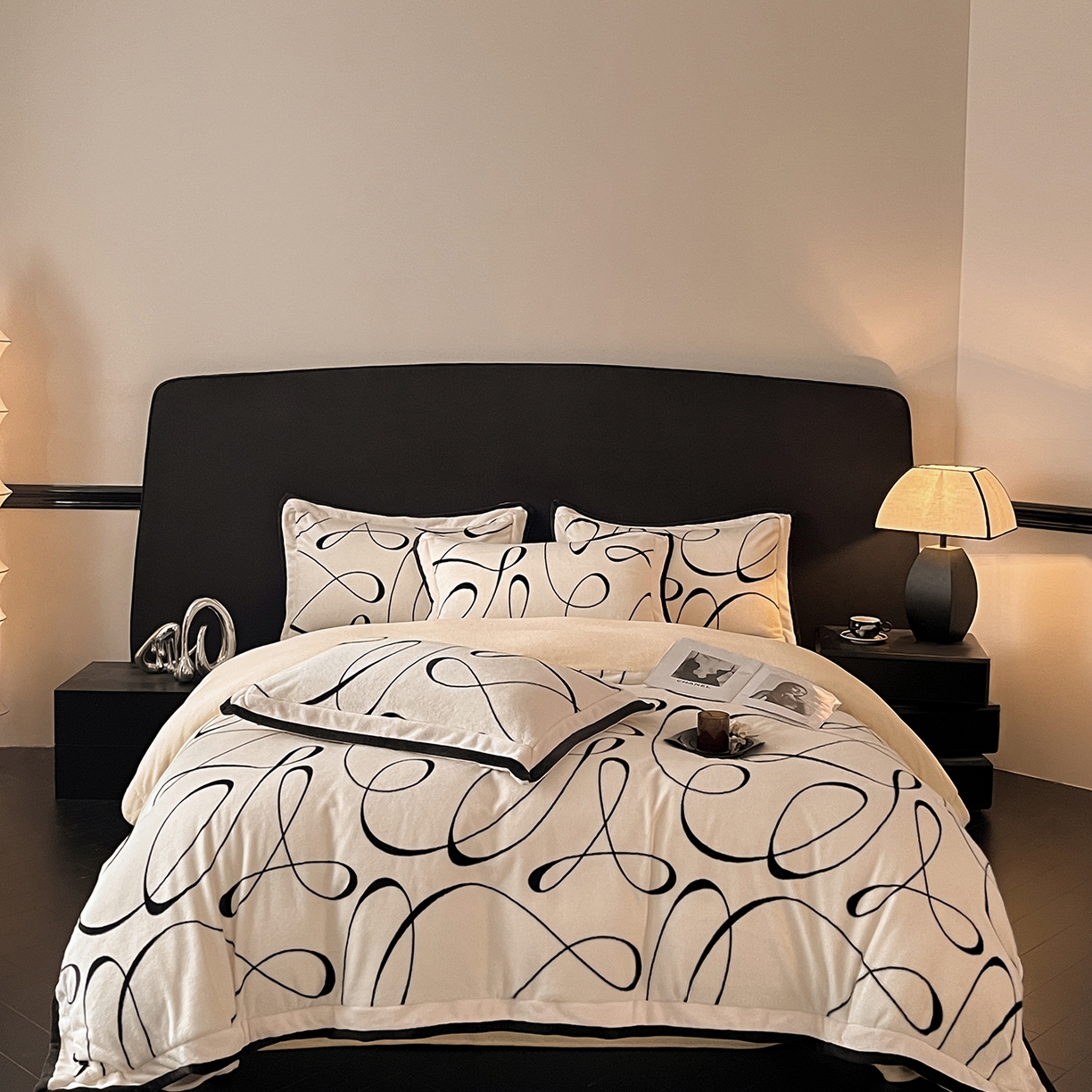 91家纺网 家纺一手货源 找家纺 七七家纺 2025新款精品印花雪貂绒牛奶绒四件套（加大款十斤多） 雪貂绒-线条花