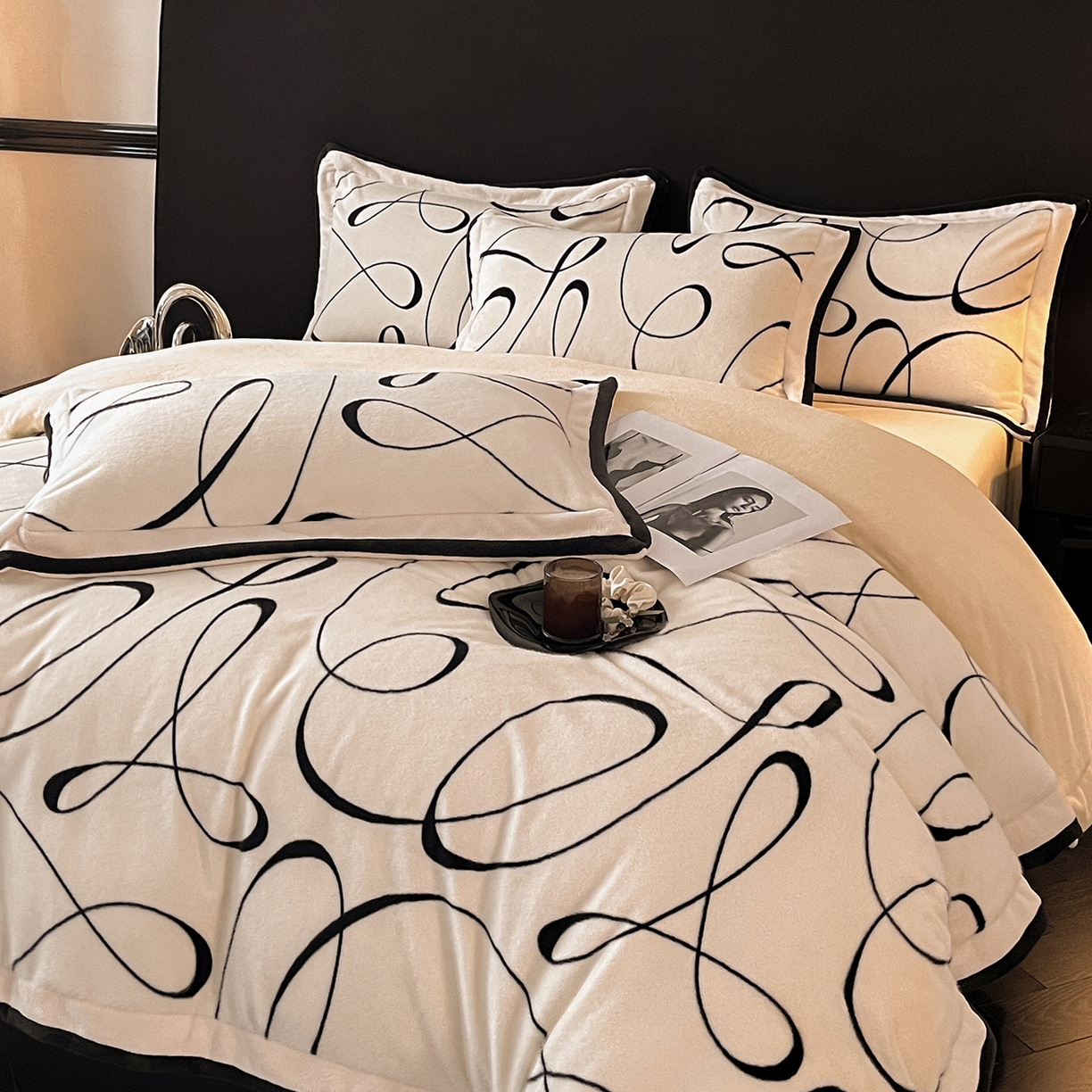 91家纺网 家纺一手货源 找家纺 七七家纺 2025新款精品印花雪貂绒牛奶绒四件套（加大款十斤多） 雪貂绒-线条花