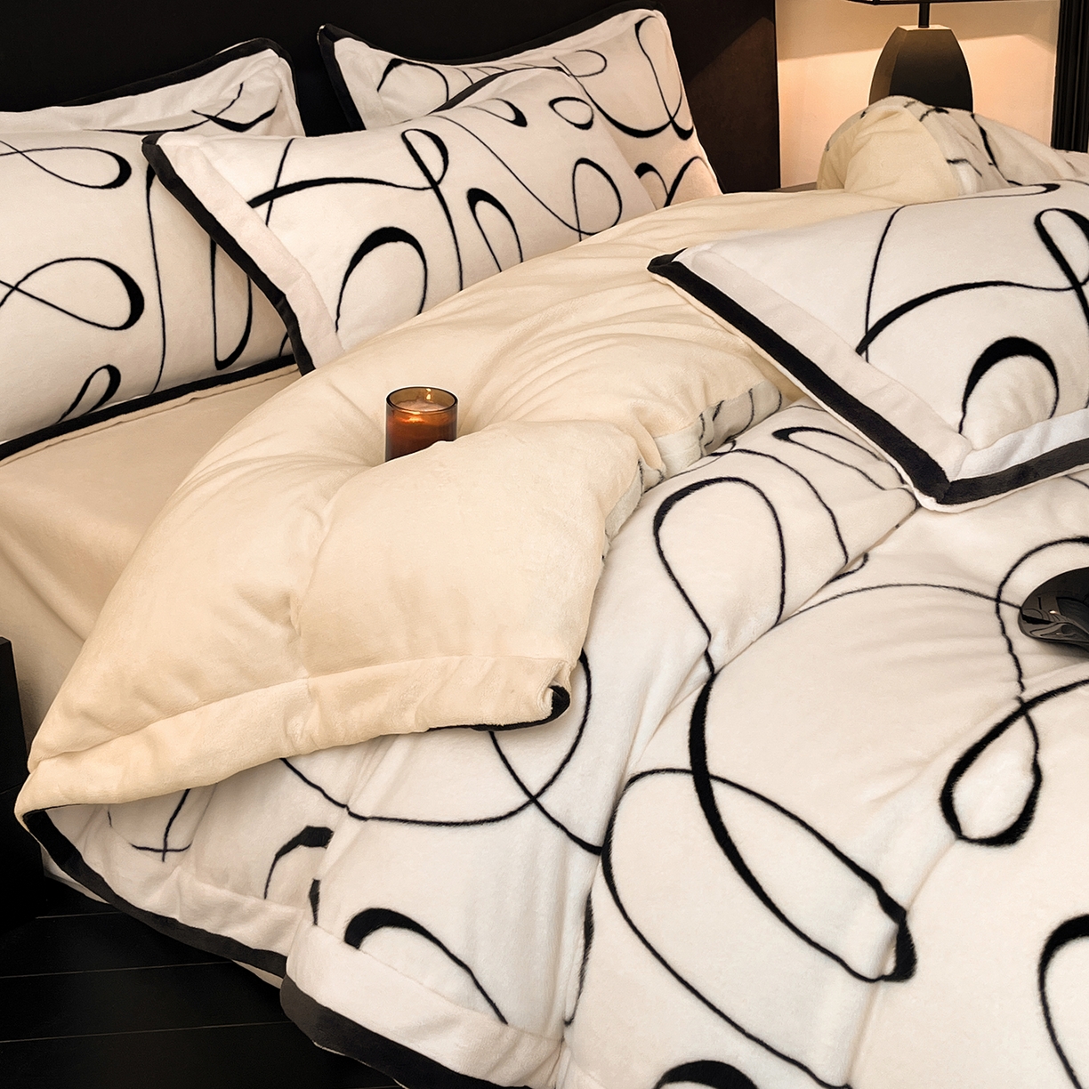 91家纺网 家纺一手货源 找家纺 七七家纺 2025新款精品印花雪貂绒牛奶绒四件套（加大款十斤多） 雪貂绒-线条花