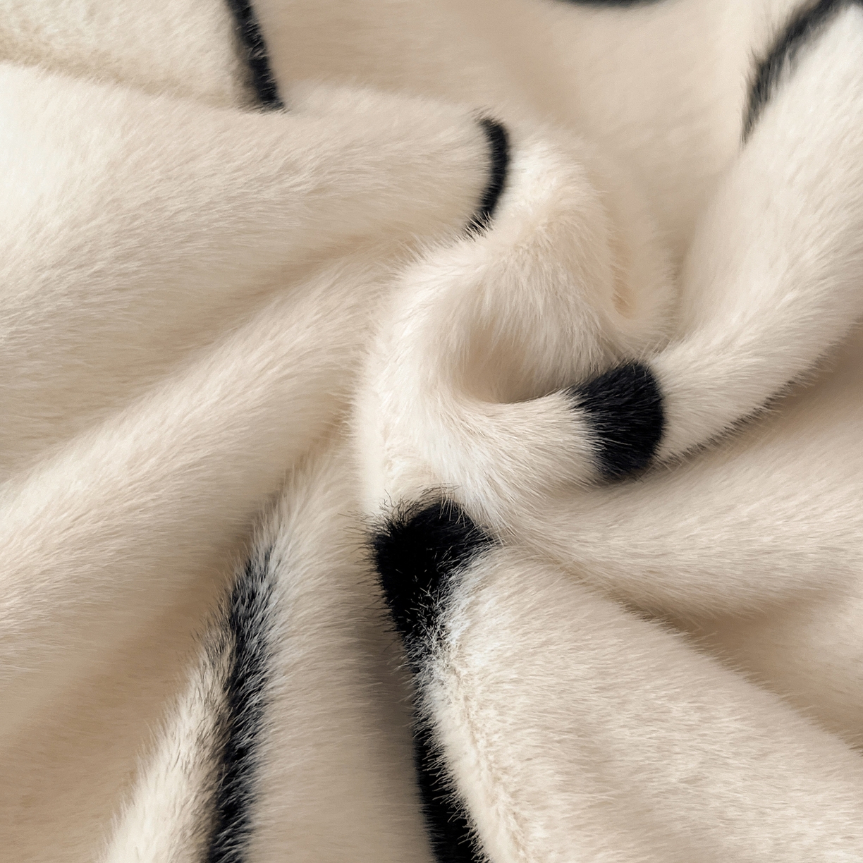 91家纺网 家纺一手货源 找家纺 七七家纺 2025新款精品印花雪貂绒牛奶绒四件套（加大款十斤多） 雪貂绒-线条花