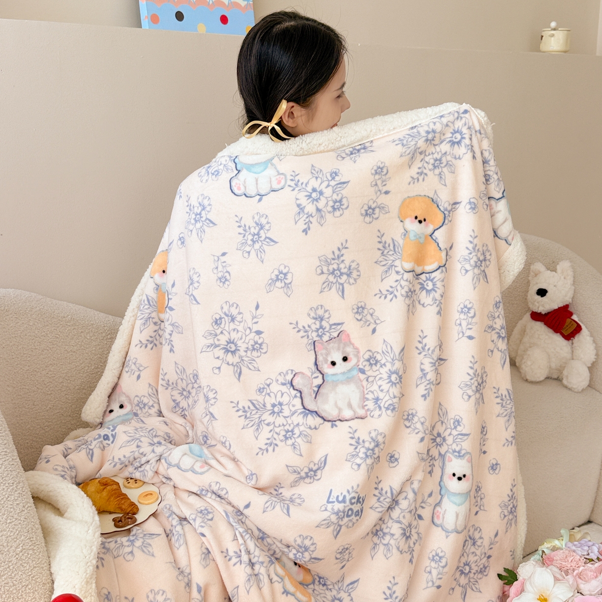 91家纺网 家纺一手货源 找家纺 沐慕 2025新款牛奶绒拼羊羔绒毛毯盖毯毯子 毛毯-花丛中