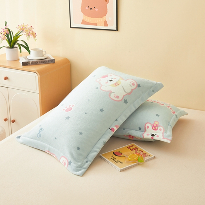 91家纺网 家纺一手货源 找家纺 翎盈家纺 2025新款加厚高克重牛奶绒枕头套 比尔狗蓝