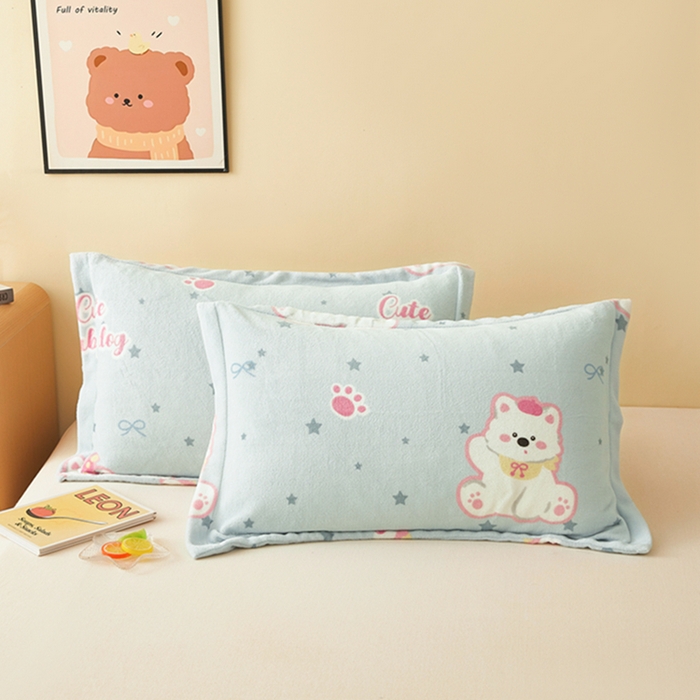 91家纺网 家纺一手货源 找家纺 翎盈家纺 2025新款加厚高克重牛奶绒枕头套 比尔狗蓝