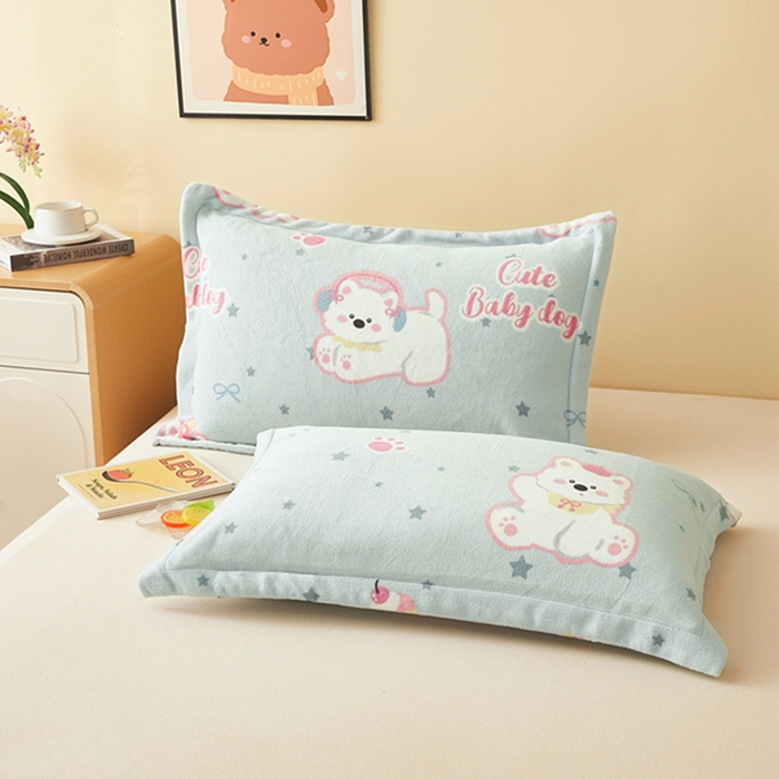 91家纺网 家纺一手货源 找家纺 翎盈家纺 2025新款加厚高克重牛奶绒枕头套 比尔狗蓝