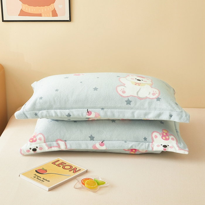 91家纺网 家纺一手货源 找家纺 翎盈家纺 2025新款加厚高克重牛奶绒枕头套 比尔狗蓝