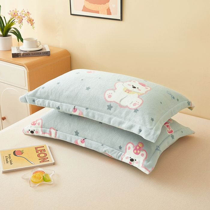 91家纺网 家纺一手货源 找家纺 翎盈家纺 2025新款加厚高克重牛奶绒枕头套 比尔狗蓝