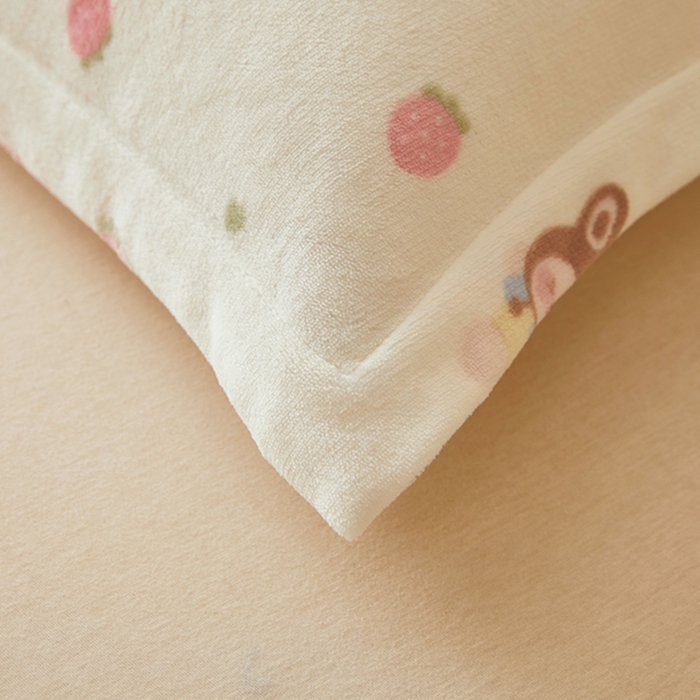 91家纺网 家纺一手货源 找家纺 翎盈家纺 2025新款加厚高克重牛奶绒枕头套 草莓萌宝