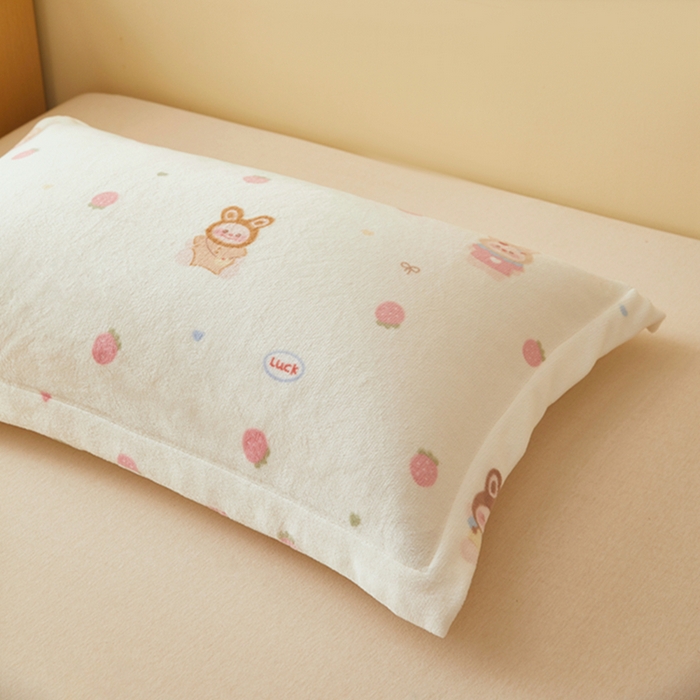 91家纺网 家纺一手货源 找家纺 翎盈家纺 2025新款加厚高克重牛奶绒枕头套 草莓萌宝