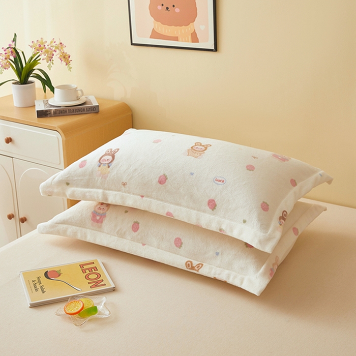 91家纺网 家纺一手货源 找家纺 翎盈家纺 2025新款加厚高克重牛奶绒枕头套 草莓萌宝