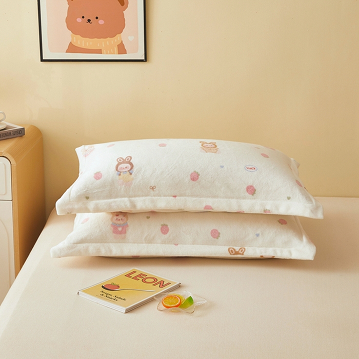 91家纺网 家纺一手货源 找家纺 翎盈家纺 2025新款加厚高克重牛奶绒枕头套 草莓萌宝