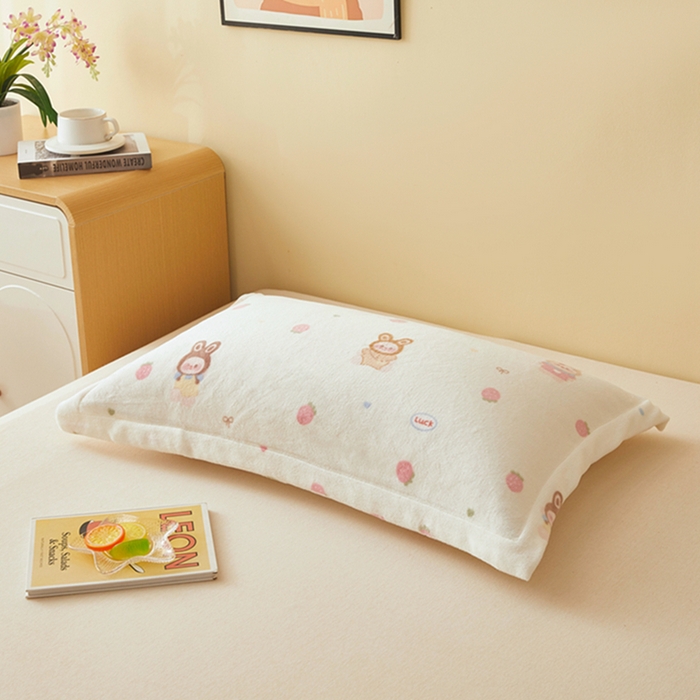 91家纺网 家纺一手货源 找家纺 翎盈家纺 2025新款加厚高克重牛奶绒枕头套 草莓萌宝