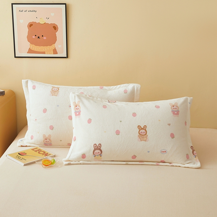 91家纺网 家纺一手货源 找家纺 翎盈家纺 2025新款加厚高克重牛奶绒枕头套 草莓萌宝