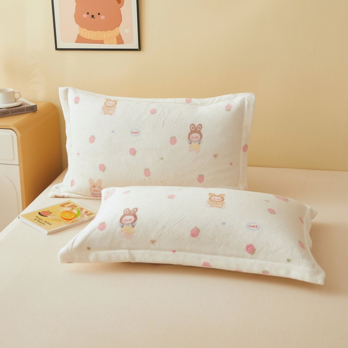 91家纺网 家纺一手货源 找家纺 翎盈家纺 2025新款加厚高克重牛奶绒枕头套 草莓萌宝