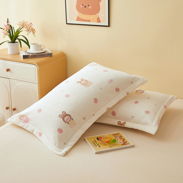 91家纺网 家纺一手货源 找家纺 翎盈家纺 2025新款加厚高克重牛奶绒枕头套 草莓萌宝