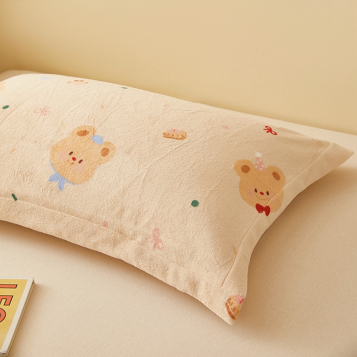 91家纺网 家纺一手货源 找家纺 翎盈家纺 2025新款加厚高克重牛奶绒枕头套 黄油小熊