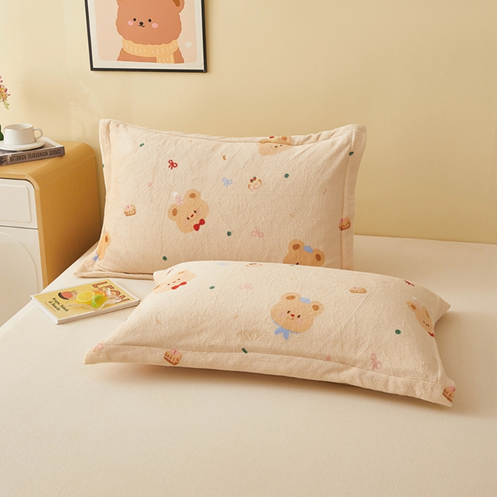 91家纺网 家纺一手货源 找家纺 翎盈家纺 2025新款加厚高克重牛奶绒枕头套 黄油小熊