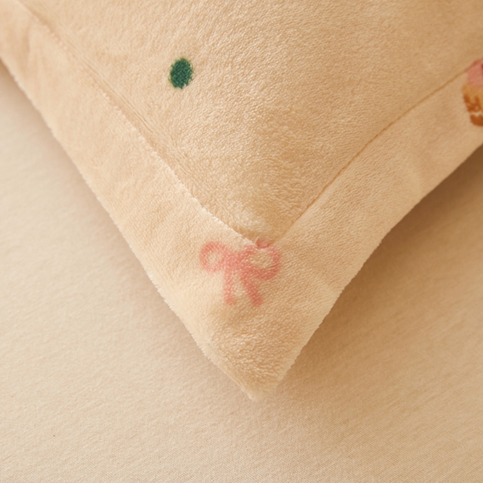 91家纺网 家纺一手货源 找家纺 翎盈家纺 2025新款加厚高克重牛奶绒枕头套 黄油小熊