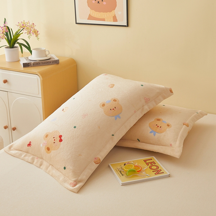 91家纺网 家纺一手货源 找家纺 翎盈家纺 2025新款加厚高克重牛奶绒枕头套 黄油小熊