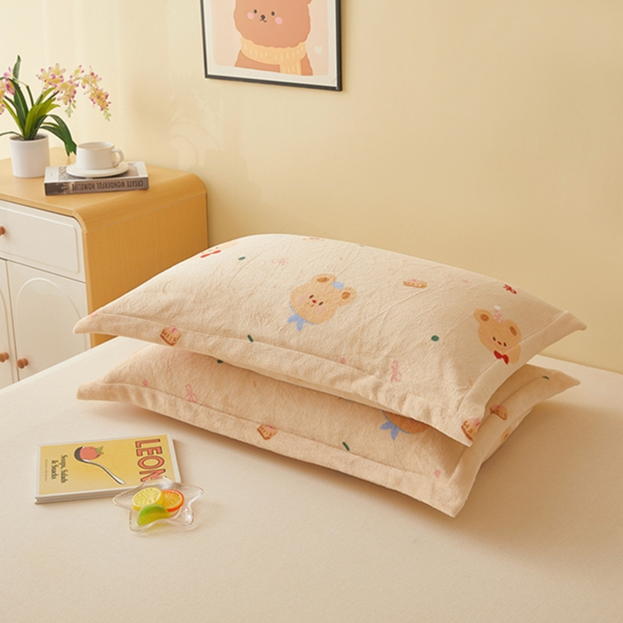 91家纺网 家纺一手货源 找家纺 翎盈家纺 2025新款加厚高克重牛奶绒枕头套 黄油小熊