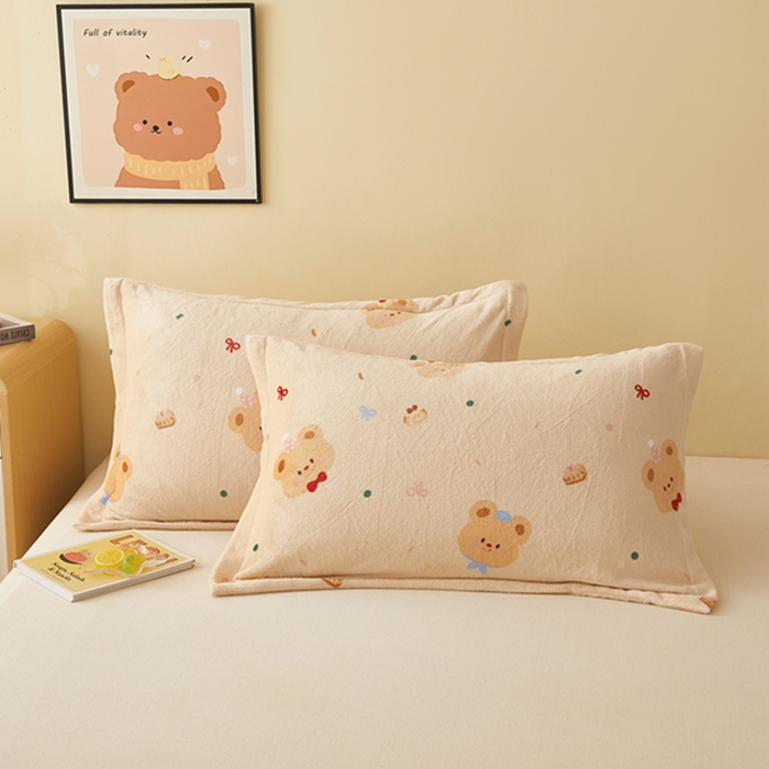 91家纺网 家纺一手货源 找家纺 翎盈家纺 2025新款加厚高克重牛奶绒枕头套 黄油小熊