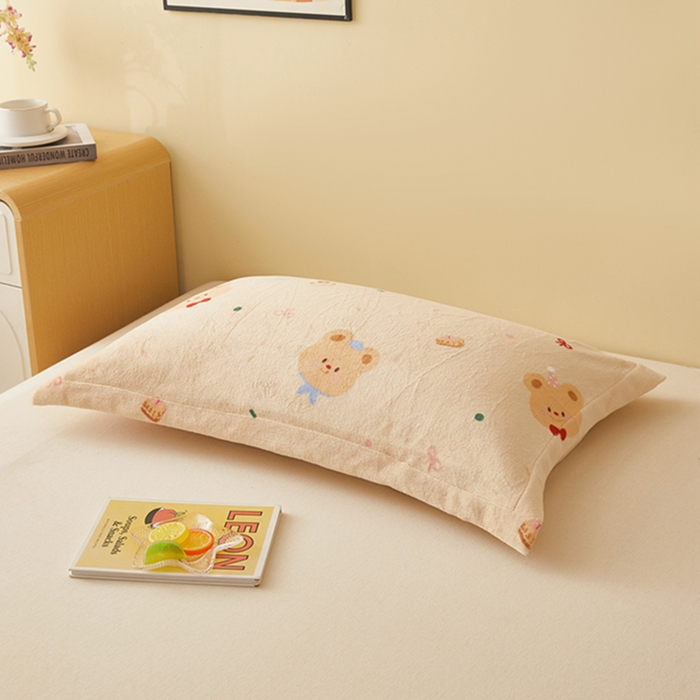 91家纺网 家纺一手货源 找家纺 翎盈家纺 2025新款加厚高克重牛奶绒枕头套 黄油小熊