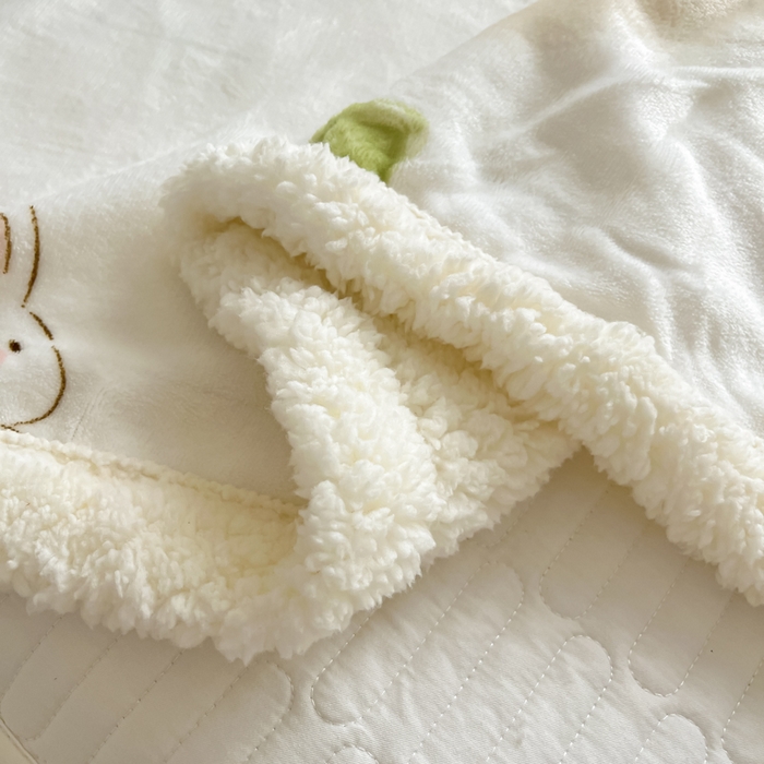 91家纺网 家纺一手货源 找家纺 沐慕 2025新款牛奶绒拼羊羔绒毛毯盖毯毯子 毛毯-花漾兔
