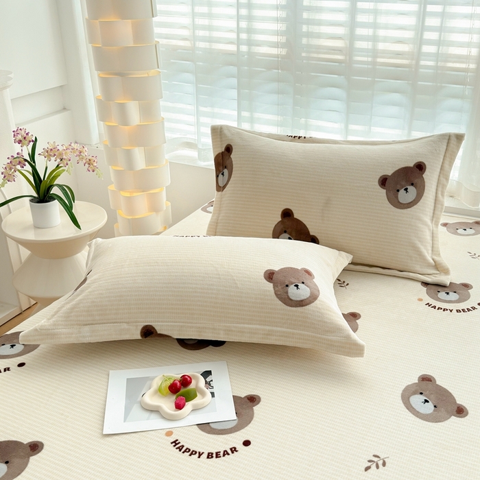 91家纺网 家纺一手货源 找家纺 翎盈家纺 2025新款加厚高克重牛奶绒枕头套 开心小熊