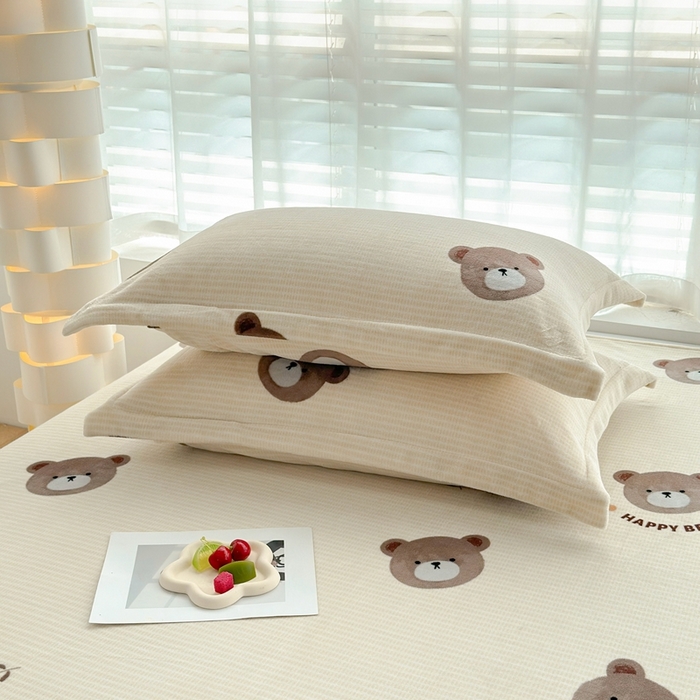 91家纺网 家纺一手货源 找家纺 翎盈家纺 2025新款加厚高克重牛奶绒枕头套 开心小熊