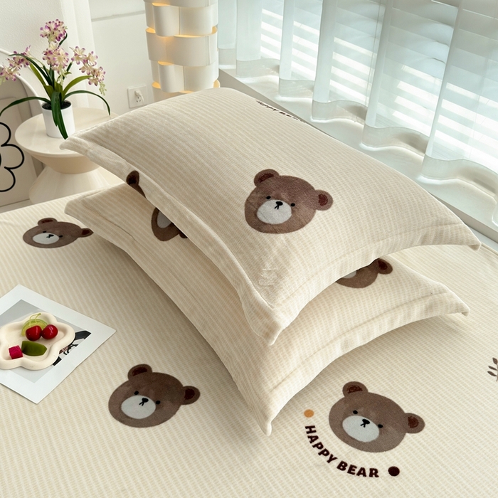 91家纺网 家纺一手货源 找家纺 翎盈家纺 2025新款加厚高克重牛奶绒枕头套 开心小熊