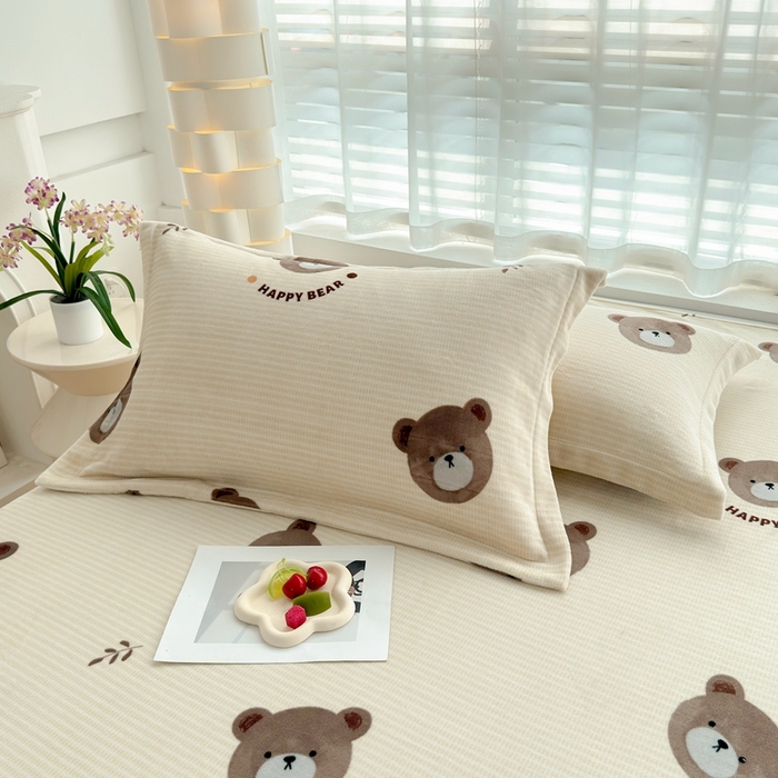 91家纺网 家纺一手货源 找家纺 翎盈家纺 2025新款加厚高克重牛奶绒枕头套 开心小熊