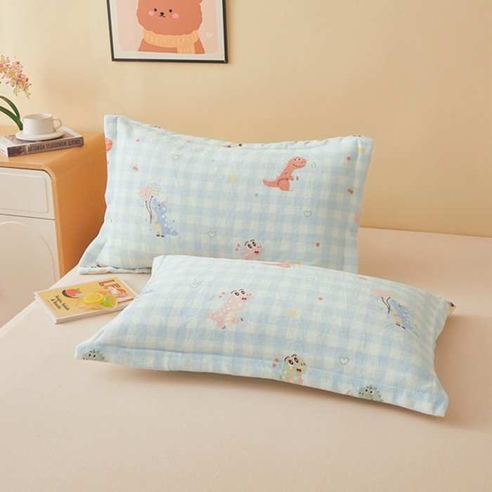 91家纺网 家纺一手货源 找家纺 翎盈家纺 2025新款加厚高克重牛奶绒枕头套 恐龙乐园