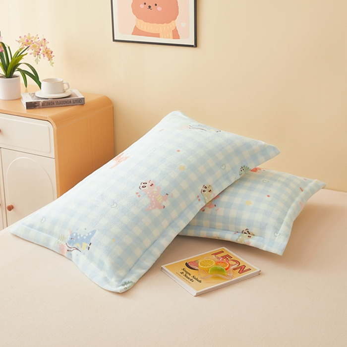 91家纺网 家纺一手货源 找家纺 翎盈家纺 2025新款加厚高克重牛奶绒枕头套 恐龙乐园