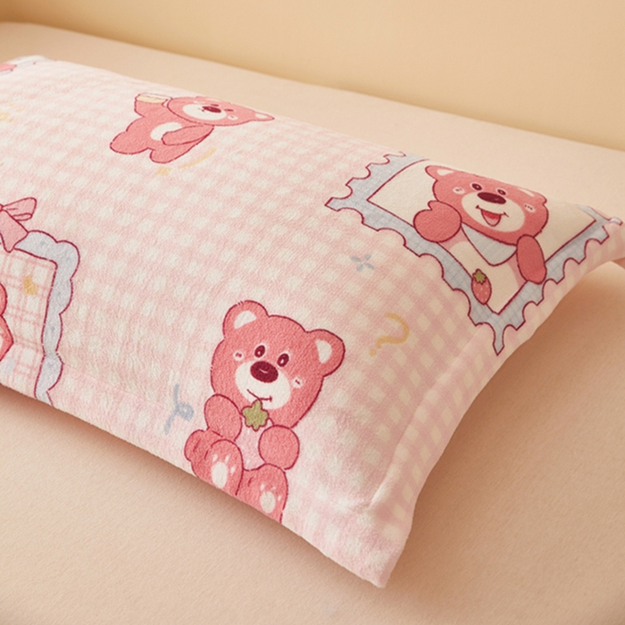 91家纺网 家纺一手货源 找家纺 翎盈家纺 2025新款加厚高克重牛奶绒枕头套 快乐回忆