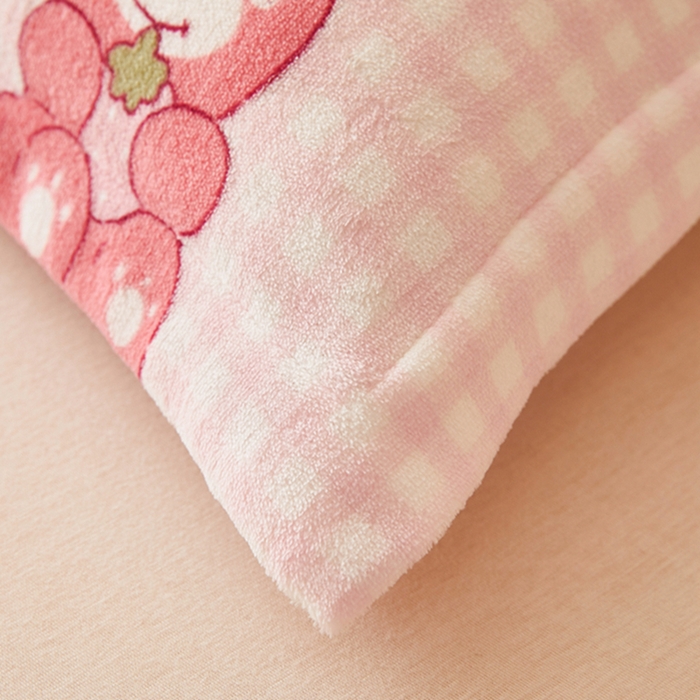 91家纺网 家纺一手货源 找家纺 翎盈家纺 2025新款加厚高克重牛奶绒枕头套 快乐回忆