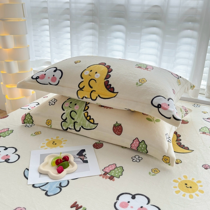 91家纺网 家纺一手货源 找家纺 翎盈家纺 2025新款加厚高克重牛奶绒枕头套 淘气恐龙