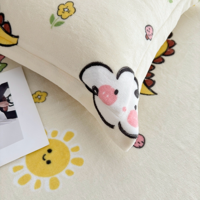 91家纺网 家纺一手货源 找家纺 翎盈家纺 2025新款加厚高克重牛奶绒枕头套 淘气恐龙