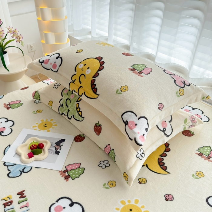 91家纺网 家纺一手货源 找家纺 翎盈家纺 2025新款加厚高克重牛奶绒枕头套 淘气恐龙