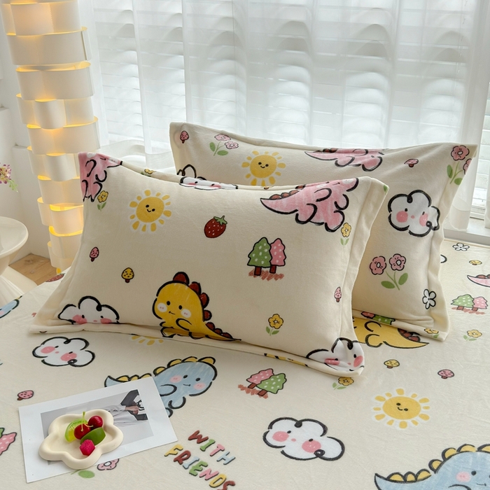 91家纺网 家纺一手货源 找家纺 翎盈家纺 2025新款加厚高克重牛奶绒枕头套 淘气恐龙