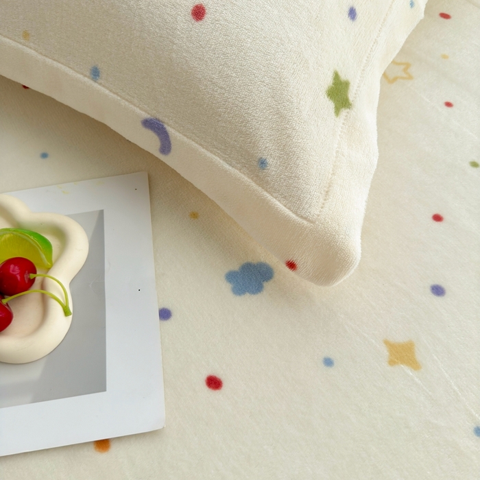 91家纺网 家纺一手货源 找家纺 翎盈家纺 2025新款加厚高克重牛奶绒枕头套 童话星空