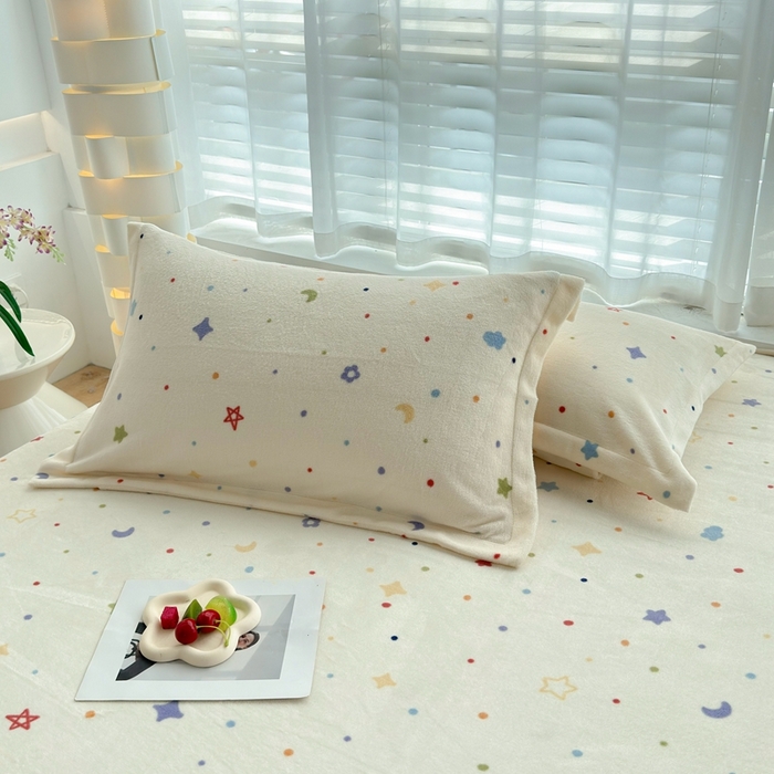 91家纺网 家纺一手货源 找家纺 翎盈家纺 2025新款加厚高克重牛奶绒枕头套 童话星空