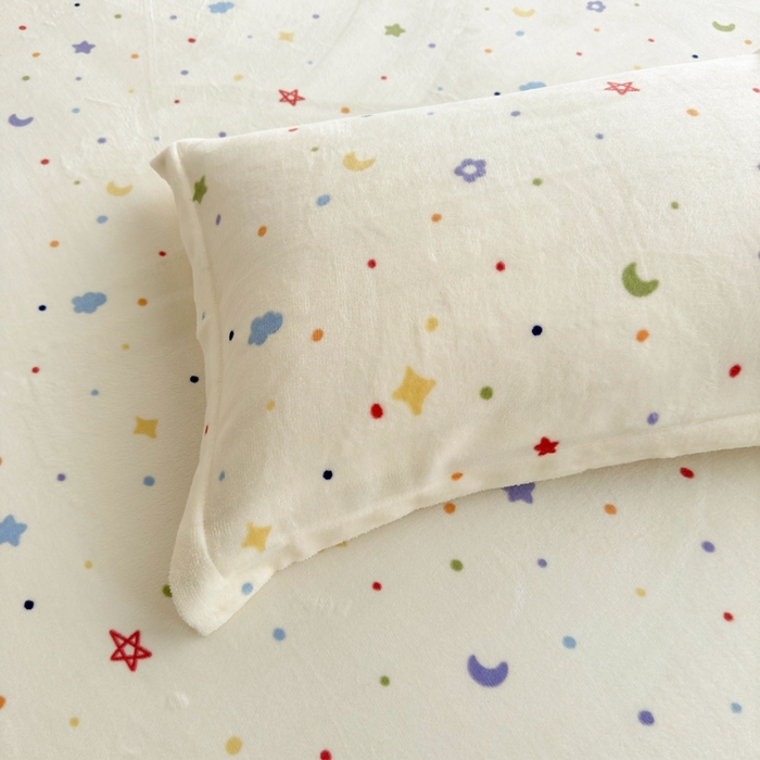 91家纺网 家纺一手货源 找家纺 翎盈家纺 2025新款加厚高克重牛奶绒枕头套 童话星空