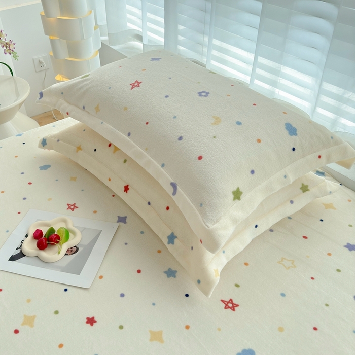 91家纺网 家纺一手货源 找家纺 翎盈家纺 2025新款加厚高克重牛奶绒枕头套 童话星空